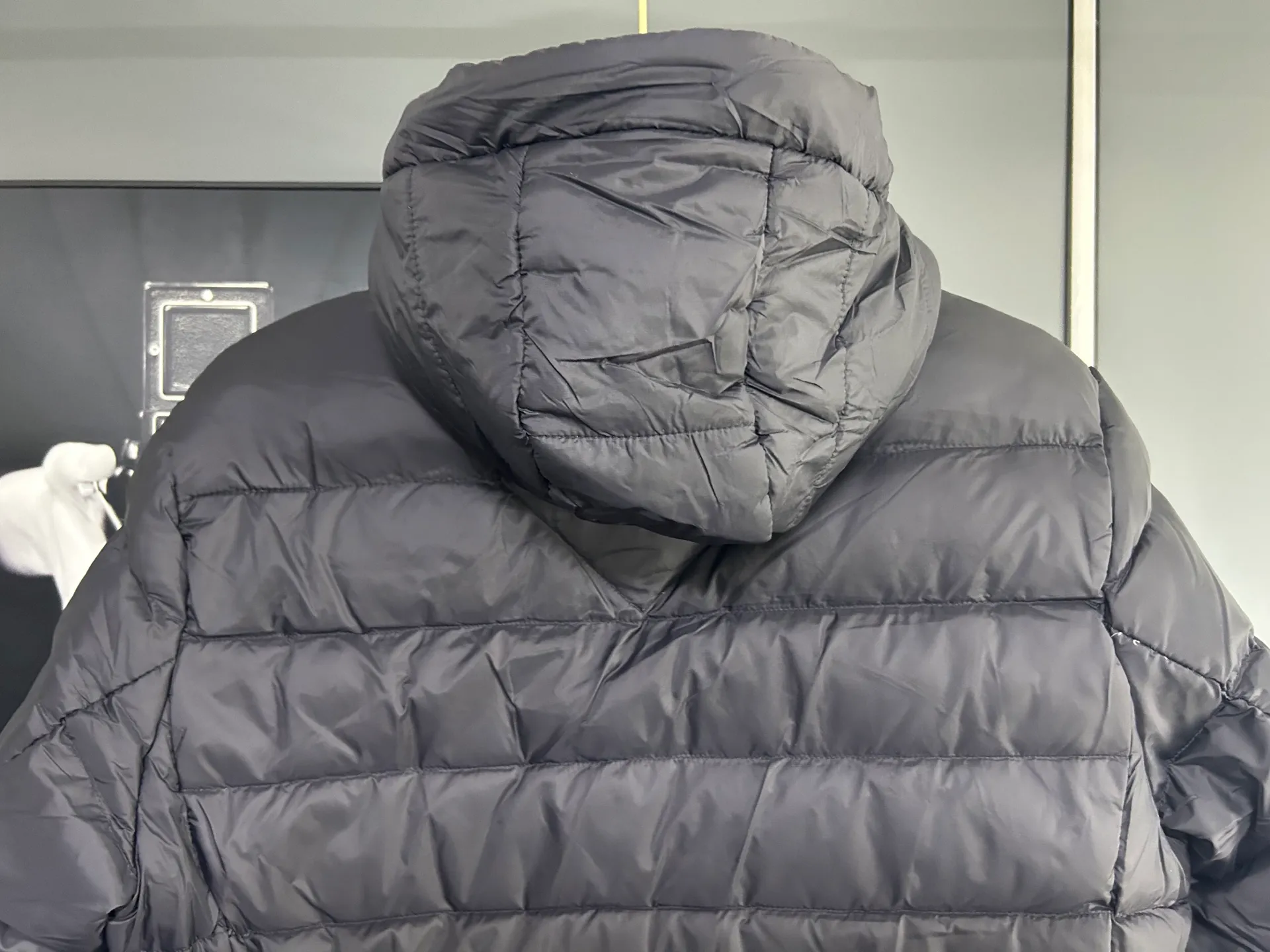 P660 CANADA GOOSE Canada Goose Crofton solid color hooded zipper outdoor warm rib down jacket 90 down filling 750 fill power Tajima embroidery white duck down short lightweight hooded down jacket jacket small zipper pocket on the chest side for storing things The Thorium AR hooded model is versatile, durable and warm. It can be used as a mid-layer in winter and winter, or worn alone. It can also be easily worn with hard-shell clothing in cold environments.     The fabric has been improved with AratoTM30 nylon fabric with fine texture, which is super warm and very wear-resistant. It is also treated with DWR, which can effectively prevent water and moisture.     DownCompositeMapping zone filling technology can reasonably allocate down insulation and synthetic insulation areas. The simple design of StormHoodM is made of synthetic insulation materials. Zippered hand pockets, inner zipper pockets. Combination of technology and technology. Lightweight and warm. Three-dimensional tailoring. Hooded design. Complete three-label accessories. What you see is what you get. Same style for men and women. Color: off-white. Size: M-3XL.